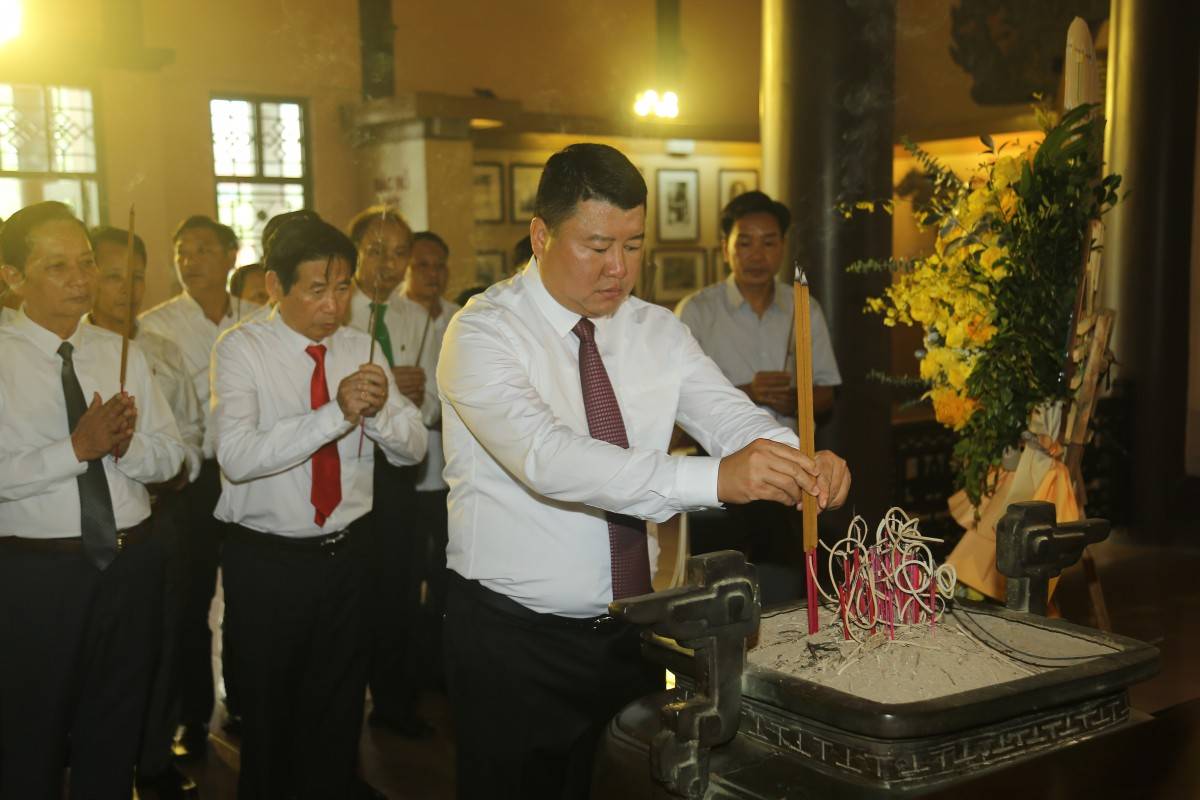 Phó Chủ tịch Thường trực Hiệp hội Doanh nghiệp tỉnh Thanh Hóa Mai Xuân Thông dâng hương lên Chủ tịch Hồ Chí Minh.