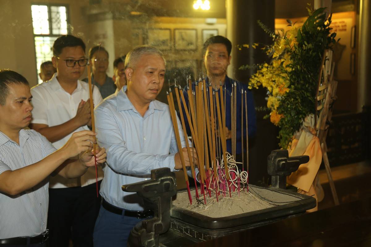 Các thành viên Đoàn Hiệp hội DN tỉnh dâng hương lên Chủ tịch Hồ Chí Minh.