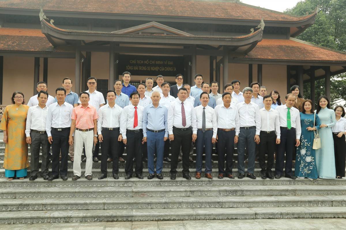 Các doanh nhân chụp ảnh lưu niệm tại Khu văn hóa tưởng niệm Chủ tịch Hồ Chí Minh.