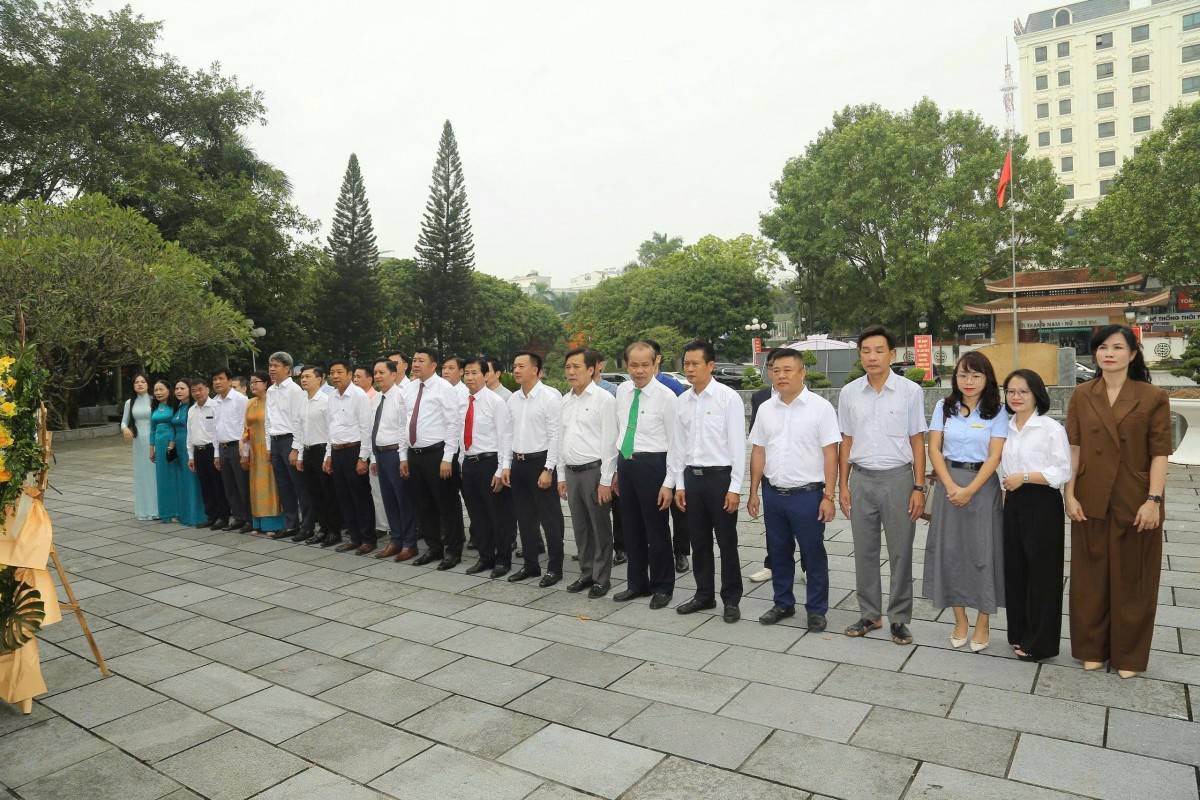 Hằng năm cứ đến ngày Doanh nhân Việt Nam 13/10, cộng đồng doanh nghiệp Thanh Hoá lại kính cẩn nghiêng mình trước anh linh Chủ tịch Hồ Chí Minh thắp hương tưởng nhớ Bác Hồ