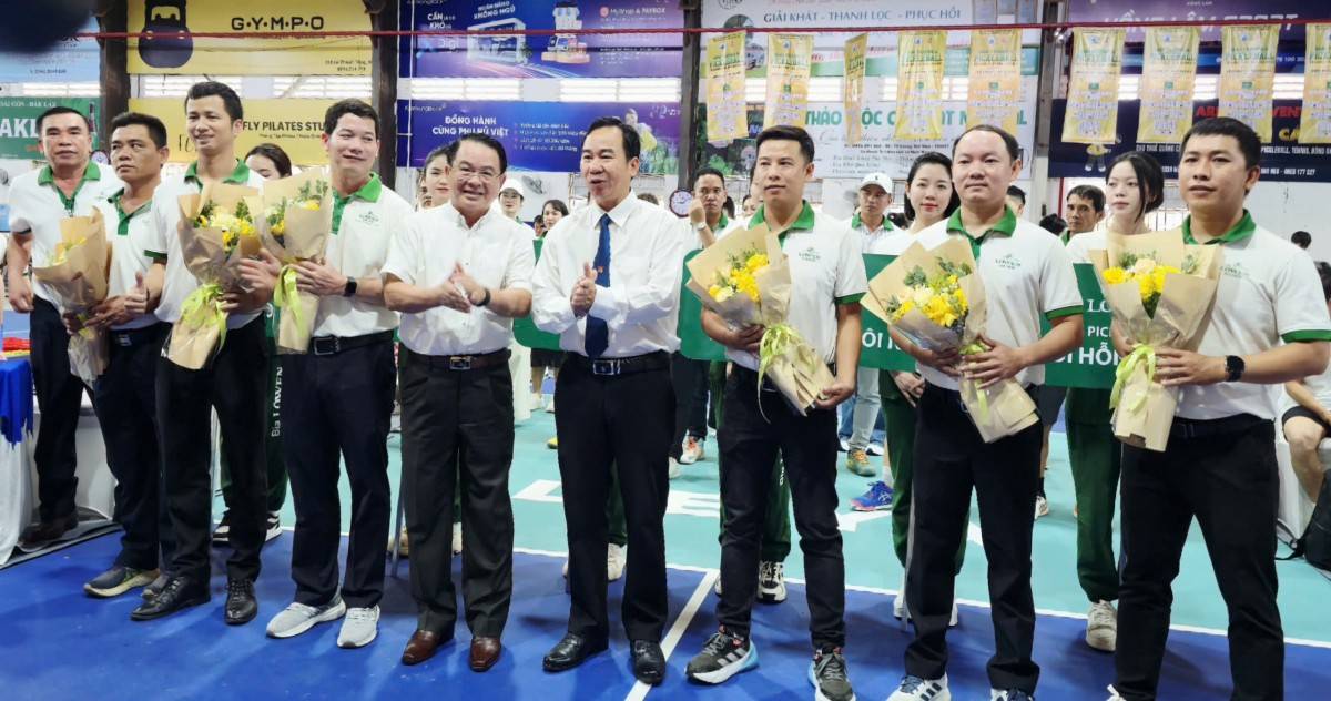 Ông Lê Hoàng Phú, Phó giám đốc Sở Văn hóa - Thể thao và Du lịch tỉnh Đắk Lắk cùng ông Huỳnh Văn Dũng, Chủ tịch Hiệp Hội Doanh nghiệp tỉnh Đắk Lắk tặng hoa chúc mừng các đội tham dự giải. 