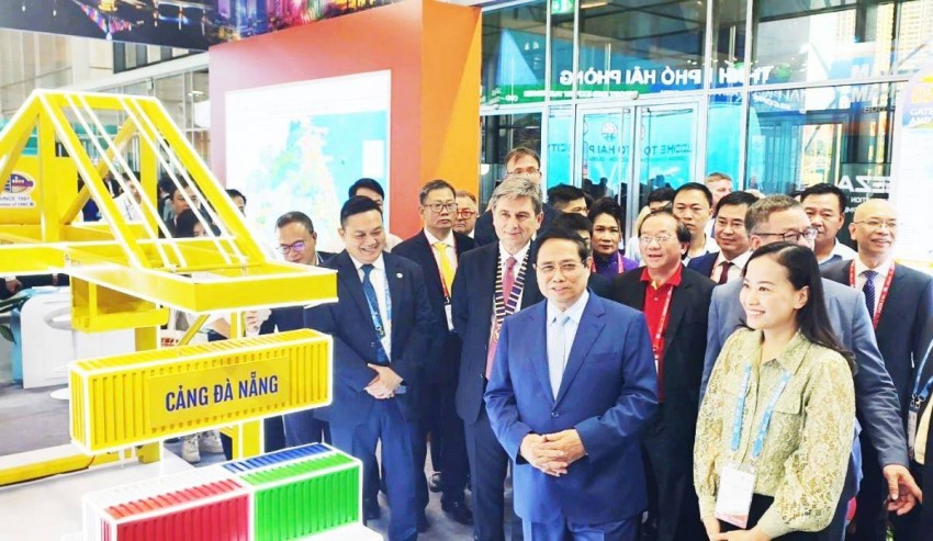 Thủ tướng Chính phủ Phạm Minh Chính (thứ 2, bên phải sang) thăm Gian triển lãm Đà Nẵng tại sự kiện FIATA World Congress 2025