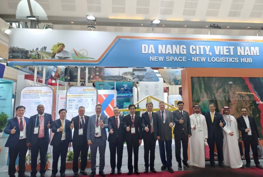 Các đại biểu trong và ngoài nước tham quan, chụp ảnh lưu niệm tại gian trưng bày của TP Đà Nẵng trong khuôn khổ FWC 2025