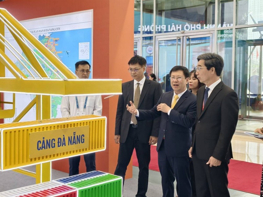 Ông Trần Chí Cường – Phó Chủ tịch UBND Thành phố Đà Nẵng (ngoài cùng bên phải) và Ông Lê Quảng Đức – Phó Tổng Giám đốc Cảng Đà Nẵng (đứng giữa) tại FWC 2025.