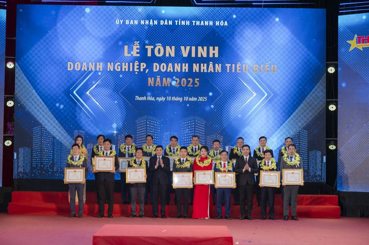 TS. Nguyễn Bảo Uyên và Tổng công ty CP Hợp Lực nhận Bằng khen của Chủ tịch UBND tỉnh Thanh Hoá