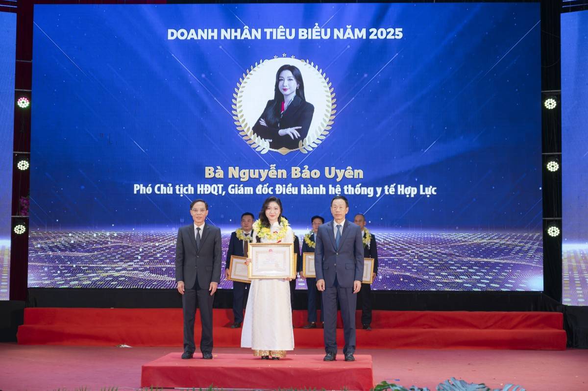 TS. Nguyễn Bảo Uyên và Tổng công ty CP Hợp Lực nhận Bằng khen của Chủ tịch UBND tỉnh Thanh Hoá