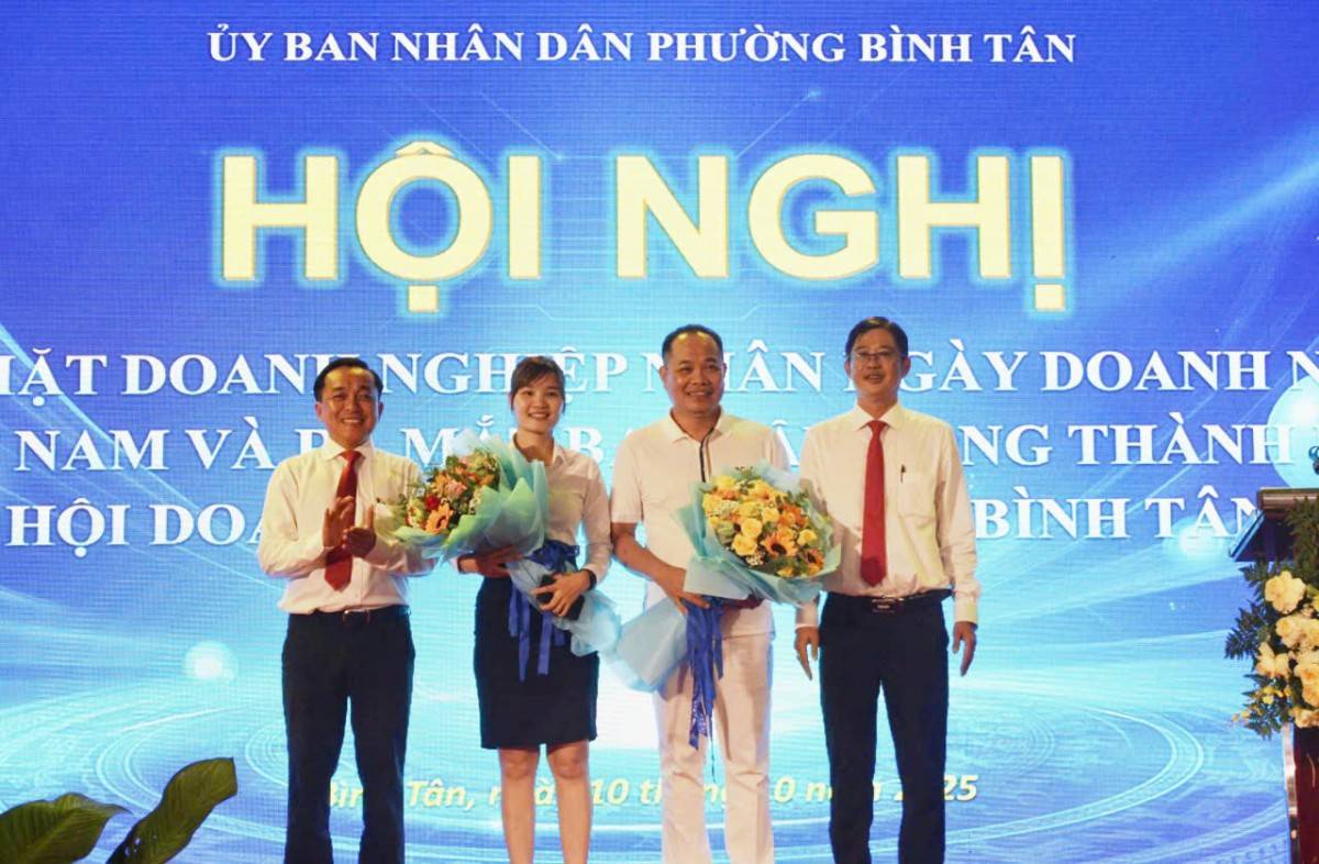 Lãnh đạo phường Bình Tân tặng hoa cảm ơn tới ông Bùi Hữu Tuấn- CTHĐQT Cty TNHH Thanh Thanh đã ủng hộ số tiền 500 triệu đồng tại Hội nghị này 