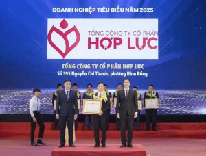 TS. Nguyễn Bảo Uyên và Tổng công ty CP Hợp Lực nhận Bằng khen của Chủ tịch UBND tỉnh Thanh Hoá