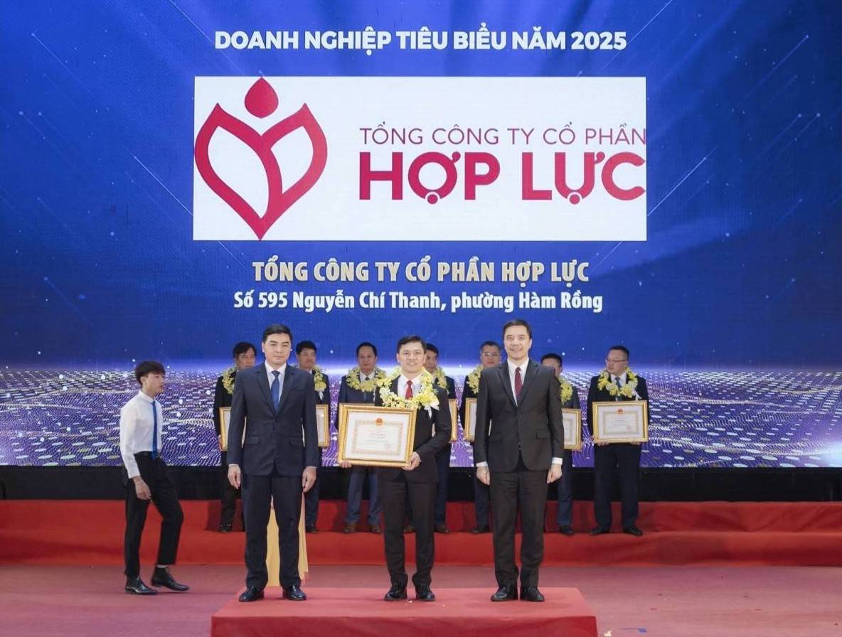 TS. Nguyễn Bảo Uyên và Tổng công ty CP Hợp Lực nhận Bằng khen của Chủ tịch UBND tỉnh Thanh Hoá