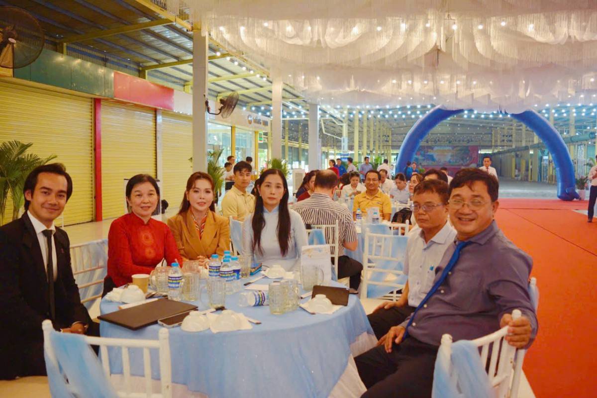 Lãnh đạo phường cùnglãnh đạo các Doanh nghiệp, các ngân hàng có trụ sở trên địa bàn phường Bình Tân.