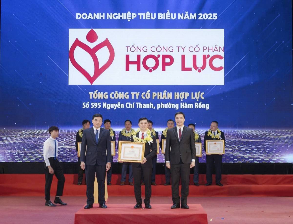 TS. Nguyễn Bảo Uyên và Tổng công ty CP Hợp Lực nhận Bằng khen của Chủ tịch UBND tỉnh Thanh Hoá