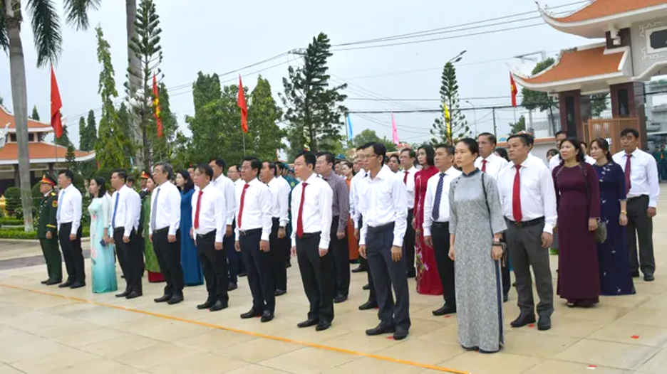 Đoàn đại biểu TP. Hồ Chí Minh dâng hương các Anh hùng liệt sĩ, Bảo tàng Hồ Chí Minh trước thềm Đại hội Đảng