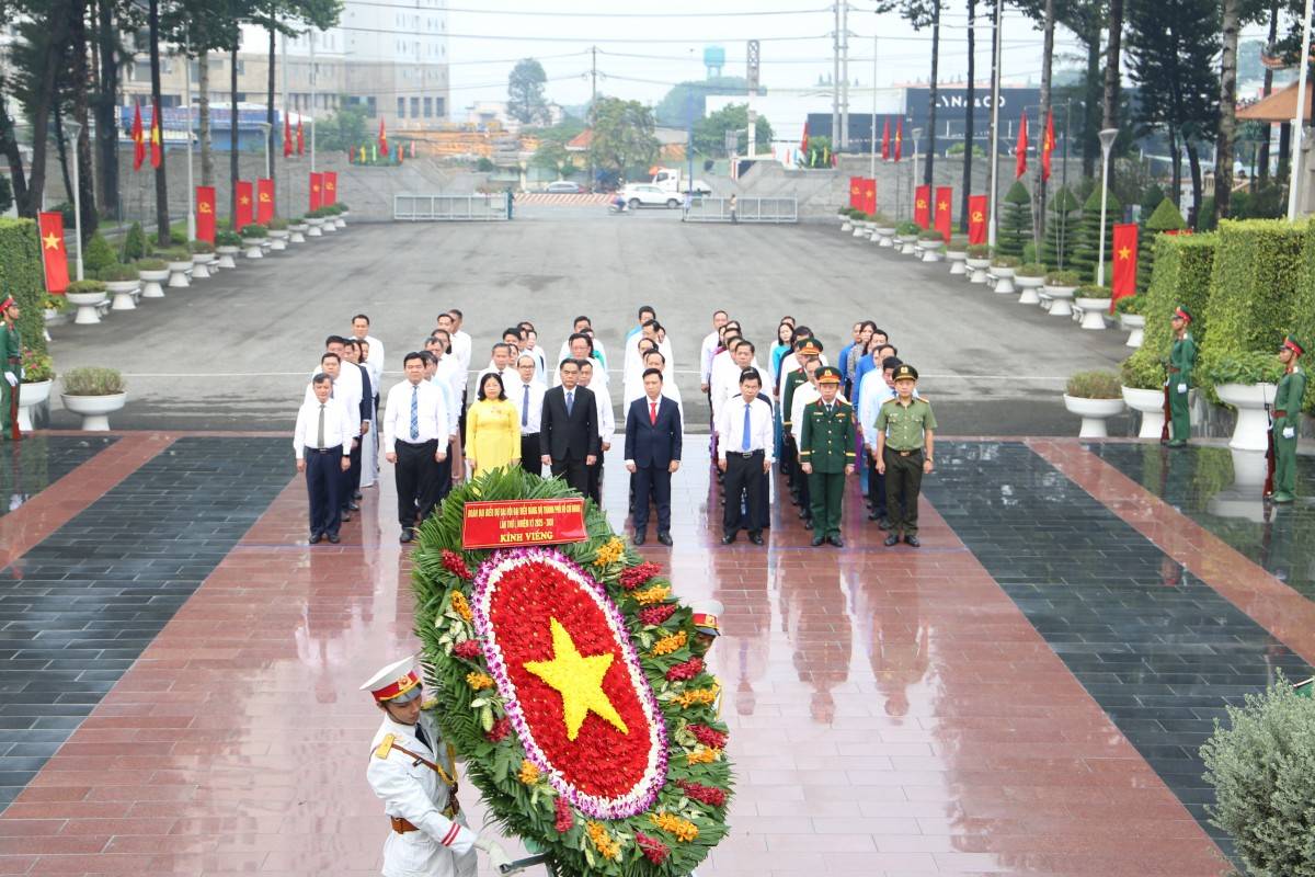Đoàn đại biểu TP. Hồ Chí Minh dâng hương các Anh hùng liệt sĩ, Bảo tàng Hồ Chí Minh trước thềm Đại hội Đảng