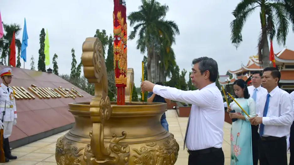 Đoàn đại biểu TP. Hồ Chí Minh dâng hương các Anh hùng liệt sĩ, Bảo tàng Hồ Chí Minh trước thềm Đại hội Đảng
