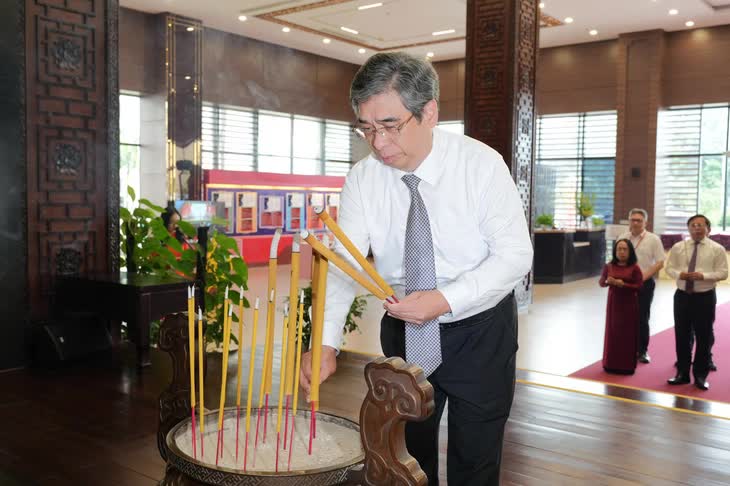 Đoàn đại biểu TP. Hồ Chí Minh dâng hương các Anh hùng liệt sĩ, Bảo tàng Hồ Chí Minh trước thềm Đại hội Đảng