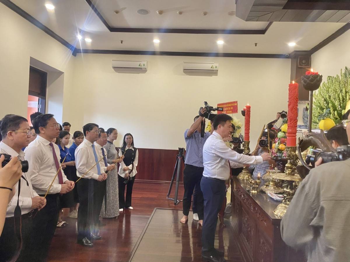 Đoàn đại biểu TP. Hồ Chí Minh dâng hương các Anh hùng liệt sĩ, Bảo tàng Hồ Chí Minh trước thềm Đại hội Đảng