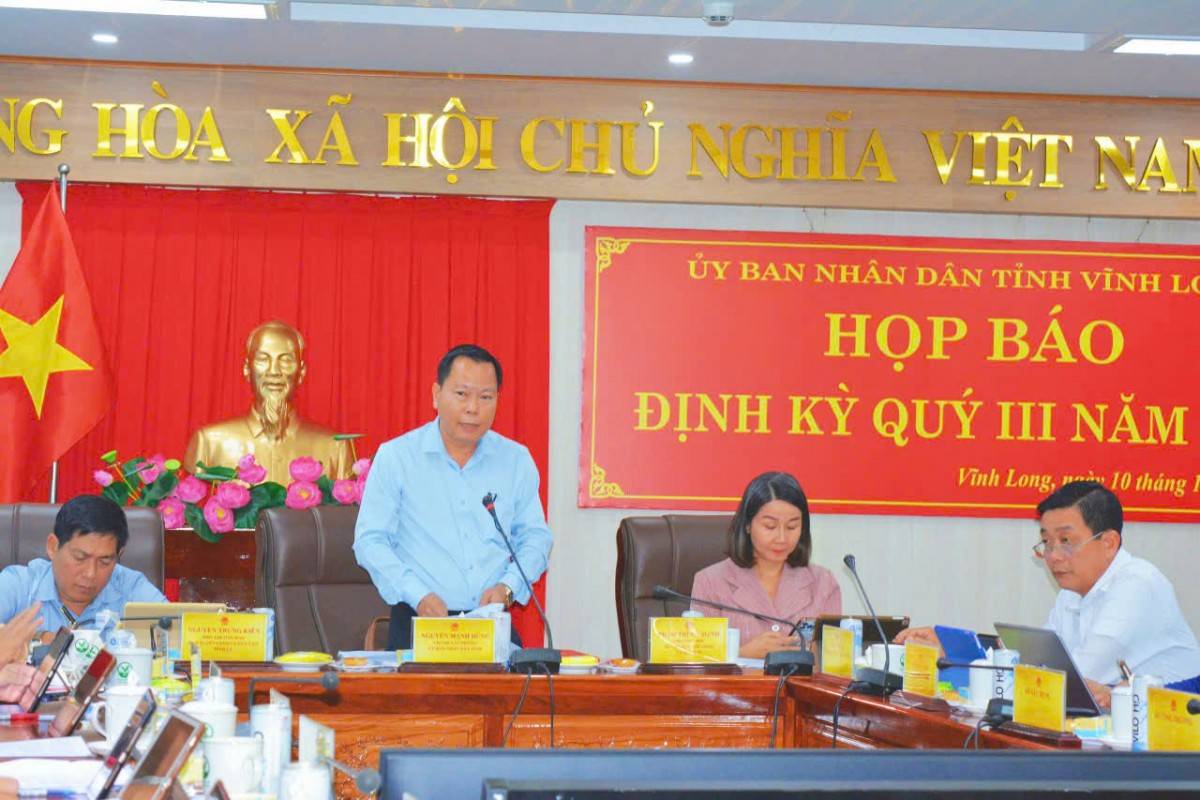 Chánh Văn phòng UBND tỉnh Vĩnh Long Nguyễn Mạnh Hùng phát biểu tại buổi họp báo