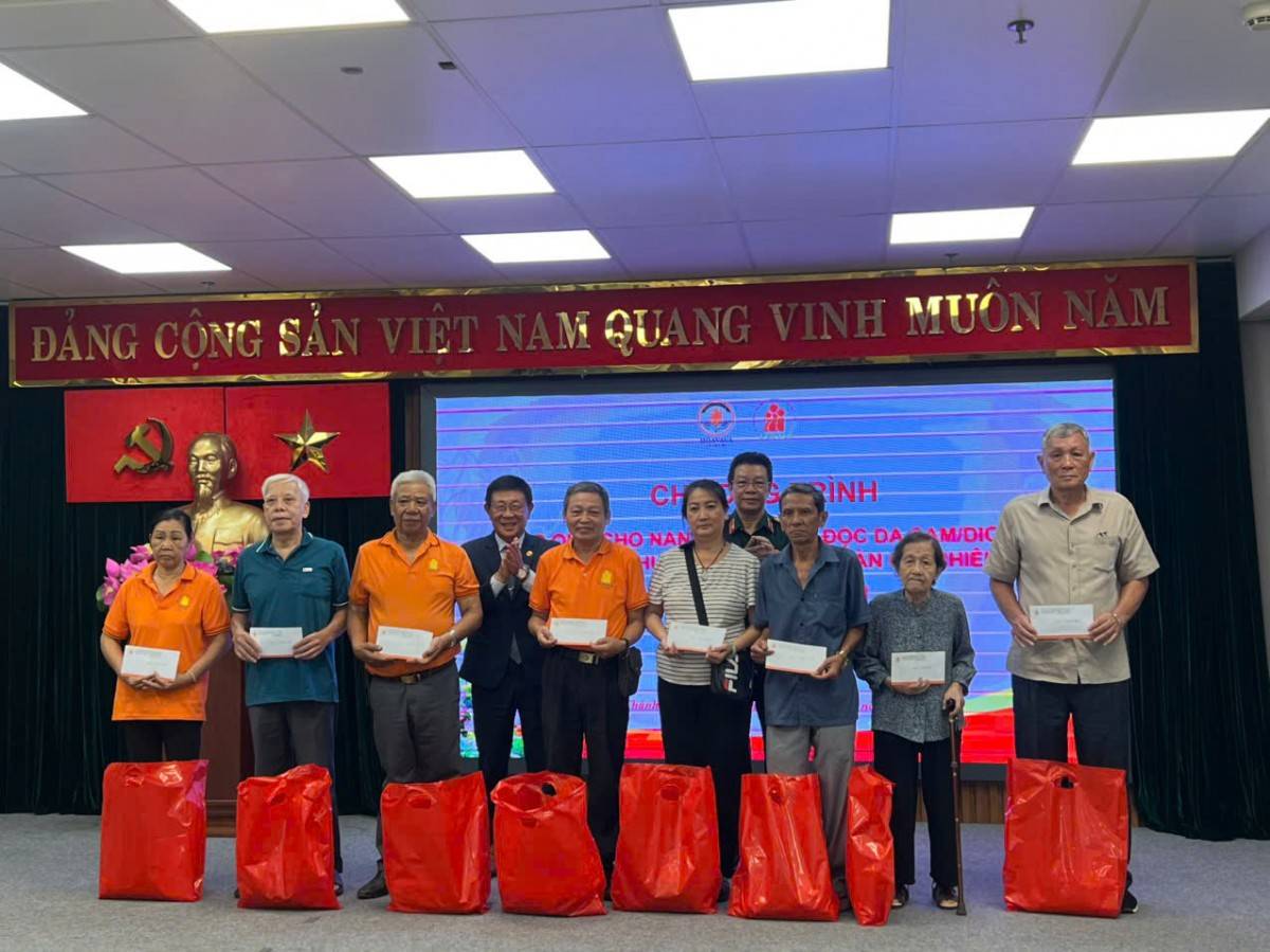 Mỗi phần quà tuy nhỏ bé nhưng chứa đựng tấm lòng của biết bao người. 