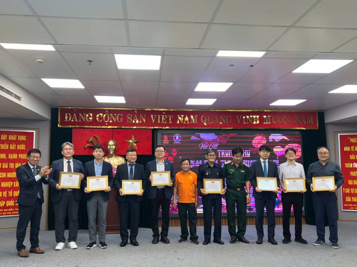 Trao tặng Giấy khen cho các nhà tài trợ.