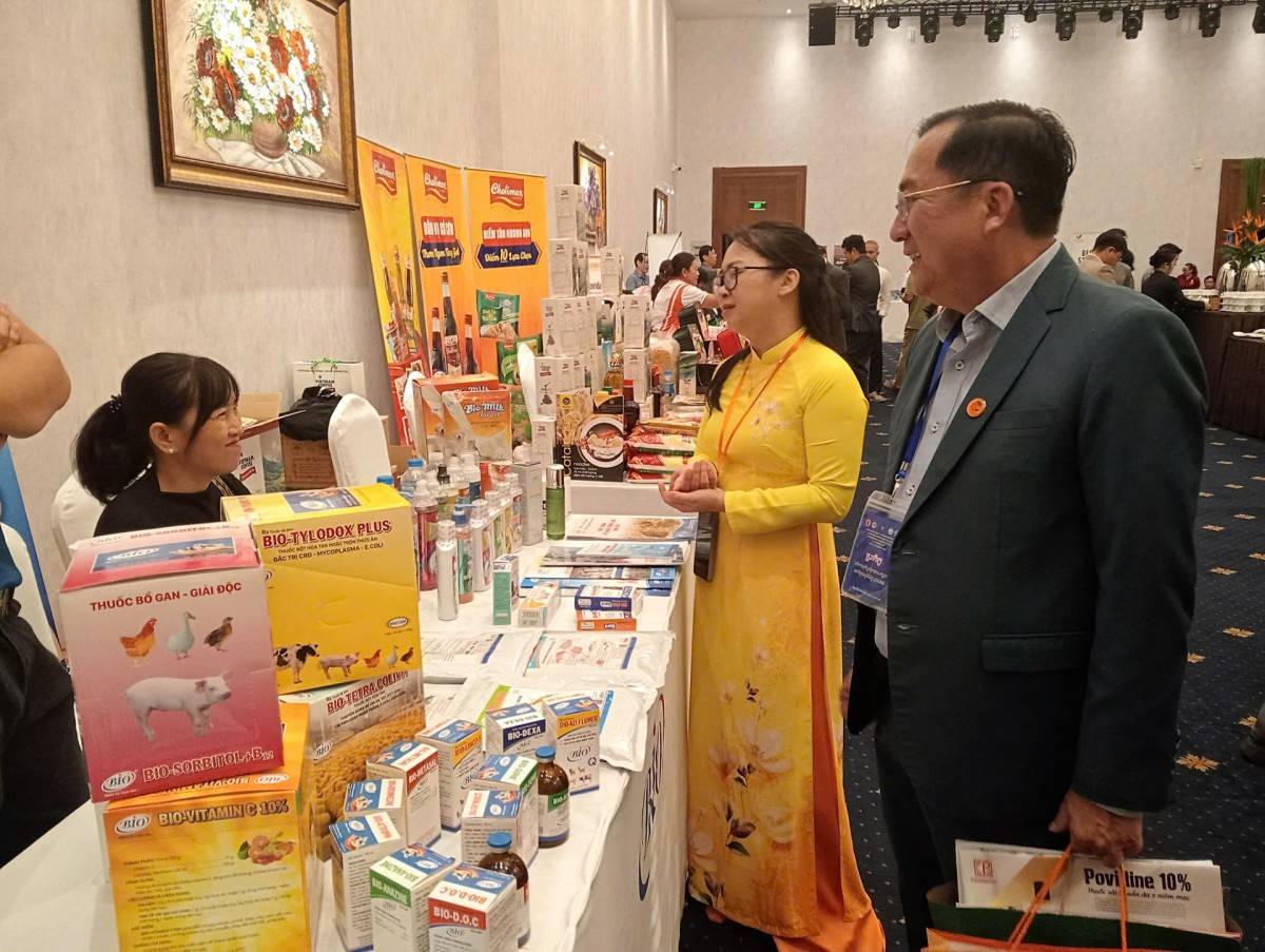 Các đại biểu tham quan các gian hàng của doanh nghiệp giao thương 2 nước.