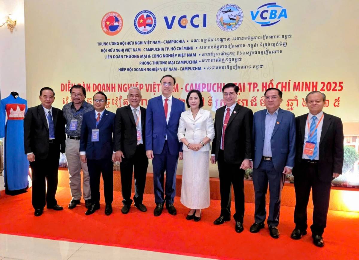 Các đại biểu khách mời chụp hình kỷ niệm cùng Phó Chủ tịch Quốc hội Nguyễn Thị Thanh (áo trắng). 