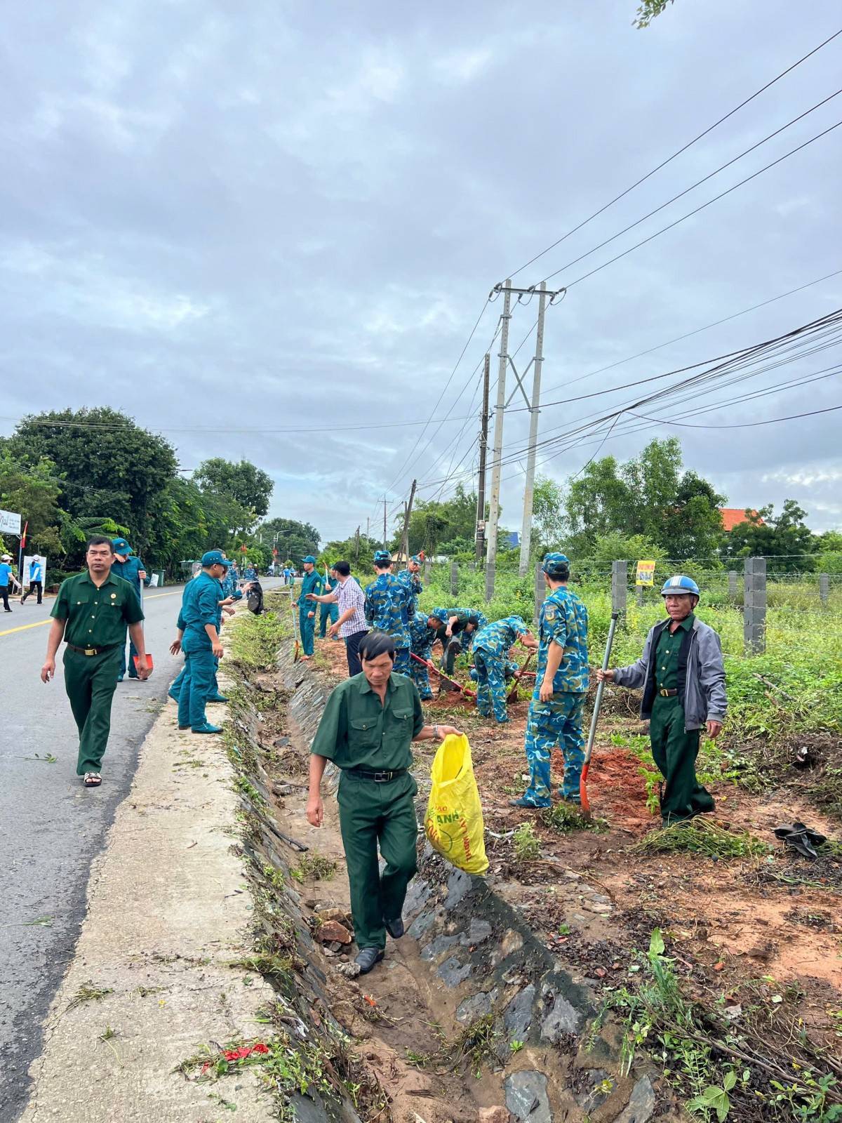 Phường Mũi Né ra quân vệ sinh môi trường, trồng cây xanh chào mừng Đại hội Đảng bộ Lâm Đồng