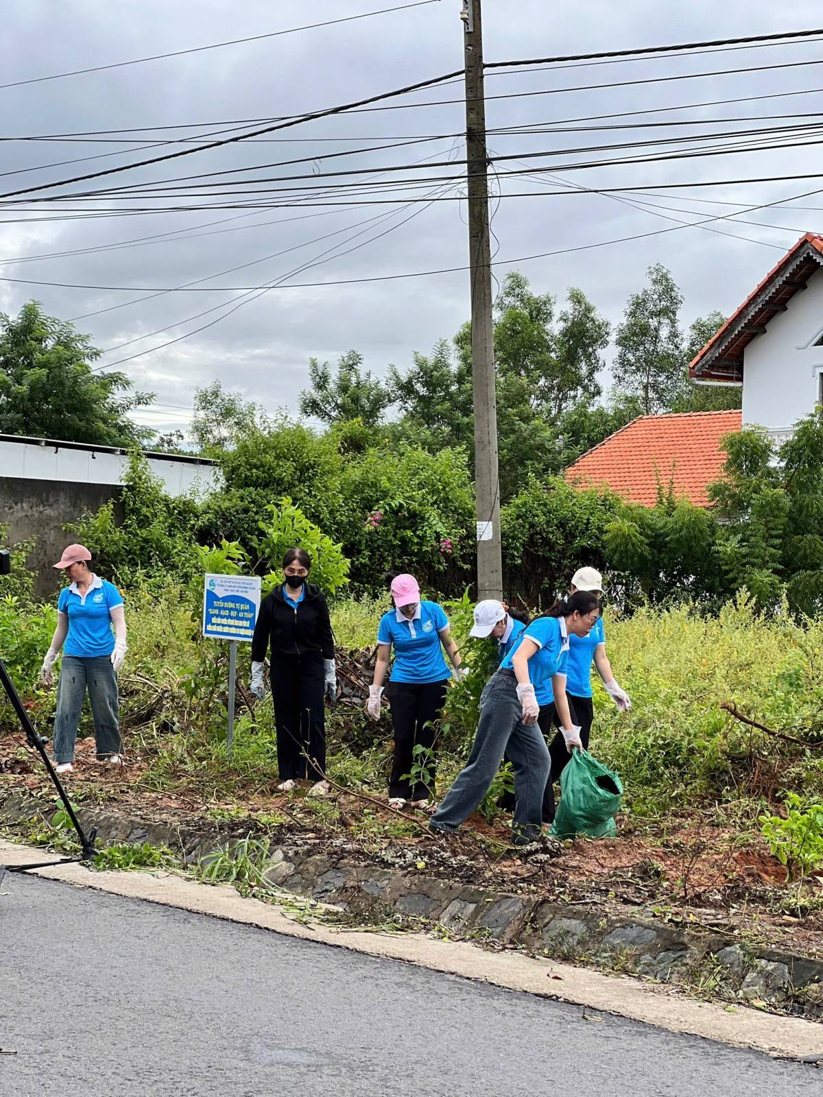 Phường Mũi Né ra quân vệ sinh môi trường, trồng cây xanh chào mừng Đại hội Đảng bộ Lâm Đồng
