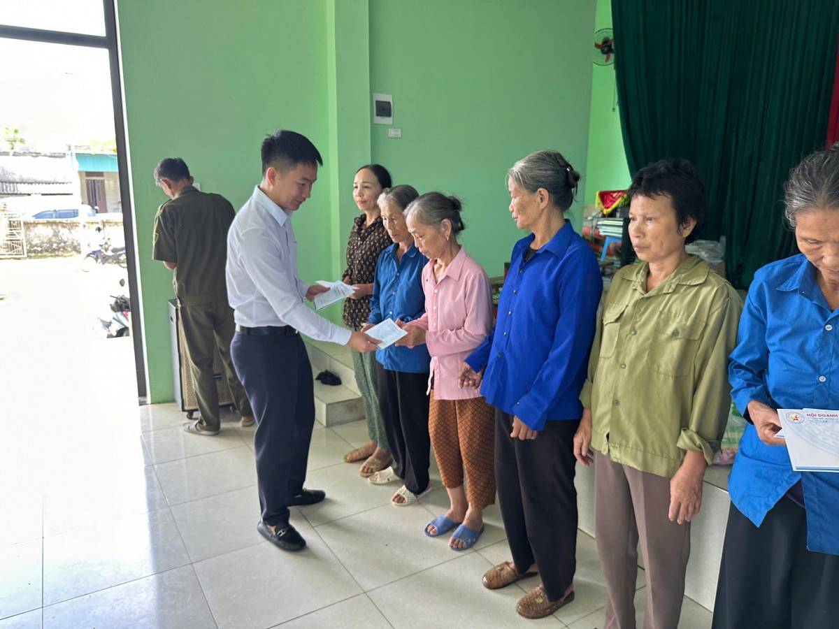 Doanh nhân trẻ xứ Thanh trao quà cho người dân vùng lũ vào dịp kỷ niệm ngày Doanh nhân Việt Nam