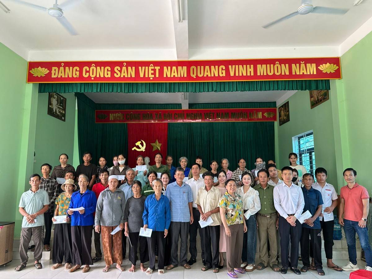 Doanh nhân trẻ xứ Thanh trao quà cho người dân vùng lũ vào dịp kỷ niệm ngày Doanh nhân Việt Nam