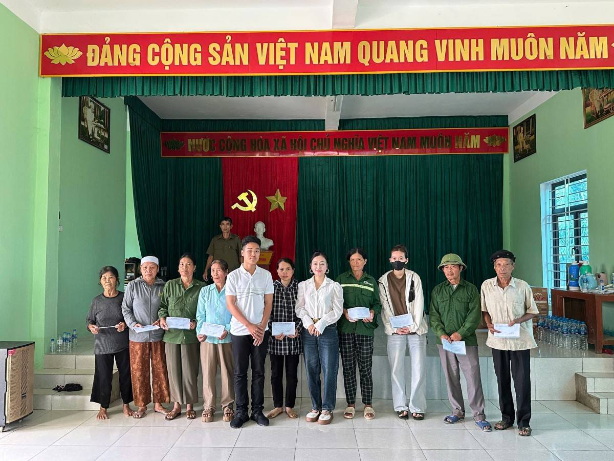 Doanh nhân trẻ xứ Thanh trao quà cho người dân vùng lũ vào dịp kỷ niệm ngày Doanh nhân Việt Nam