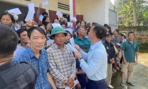Doanh nhân trẻ xứ Thanh trao quà cho người dân vùng lũ vào dịp kỷ niệm ngày Doanh nhân Việt Nam