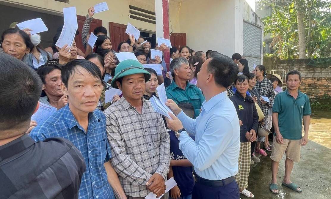 Doanh nhân trẻ xứ Thanh trao quà cho người dân vùng lũ vào dịp kỷ niệm ngày Doanh nhân Việt Nam