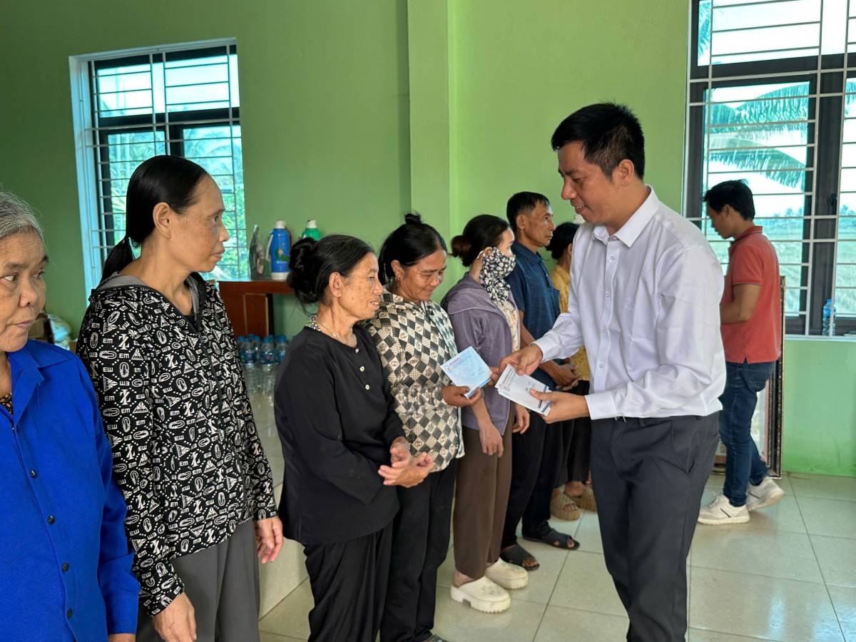 Doanh nhân trẻ xứ Thanh trao quà cho người dân vùng lũ vào dịp kỷ niệm ngày Doanh nhân Việt Nam