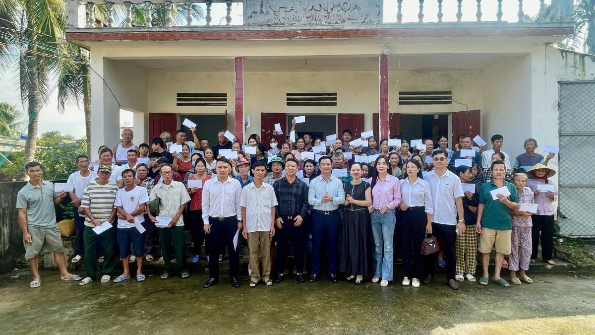 Doanh nhân trẻ xứ Thanh trao quà cho người dân vùng lũ vào dịp kỷ niệm ngày Doanh nhân Việt Nam