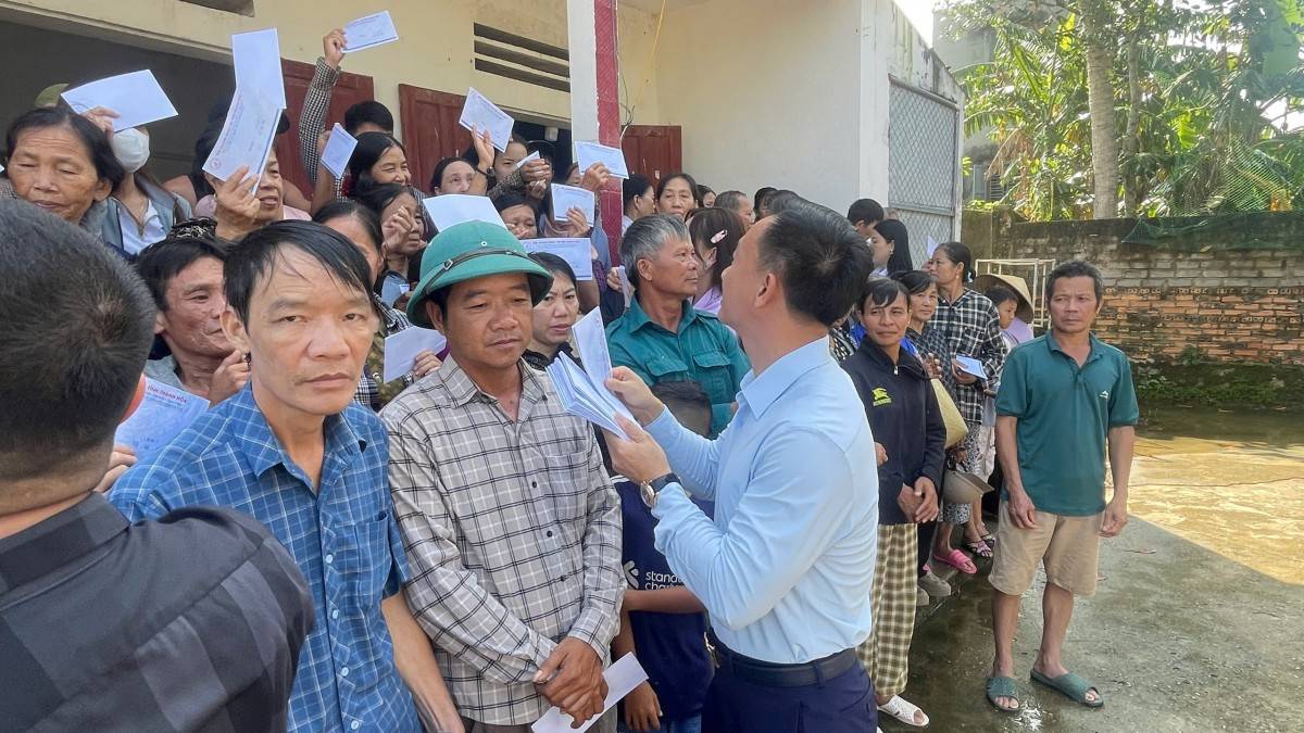 Doanh nhân trẻ xứ Thanh trao quà cho người dân vùng lũ vào dịp kỷ niệm ngày Doanh nhân Việt Nam