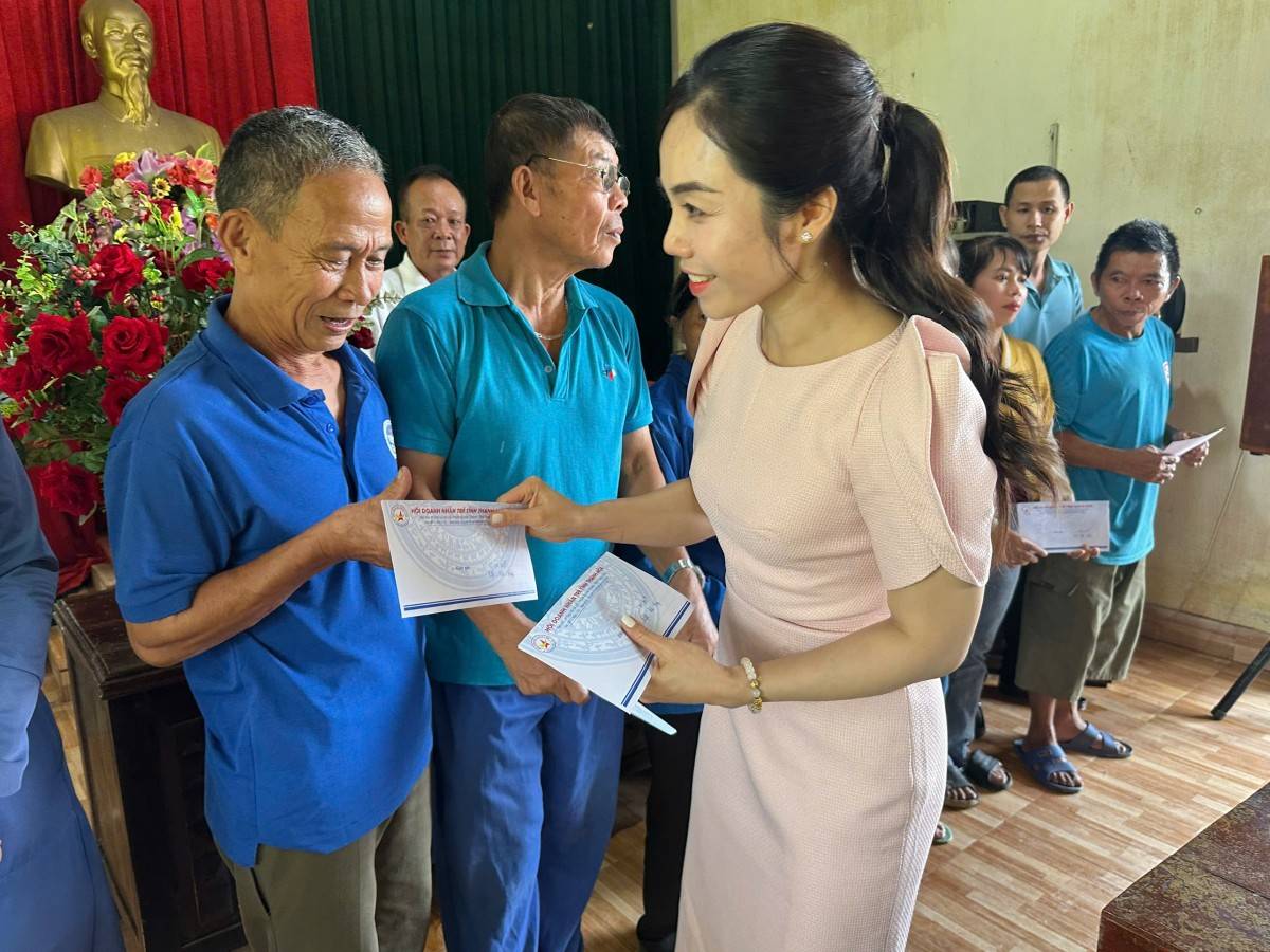 Bà Nguyễn Thị Vân, Phó Chủ tịch Hội Doanh nhân trẻ tỉnh Thanh Hoá trao quà cho bà con vùng lũ xã Nông Cống