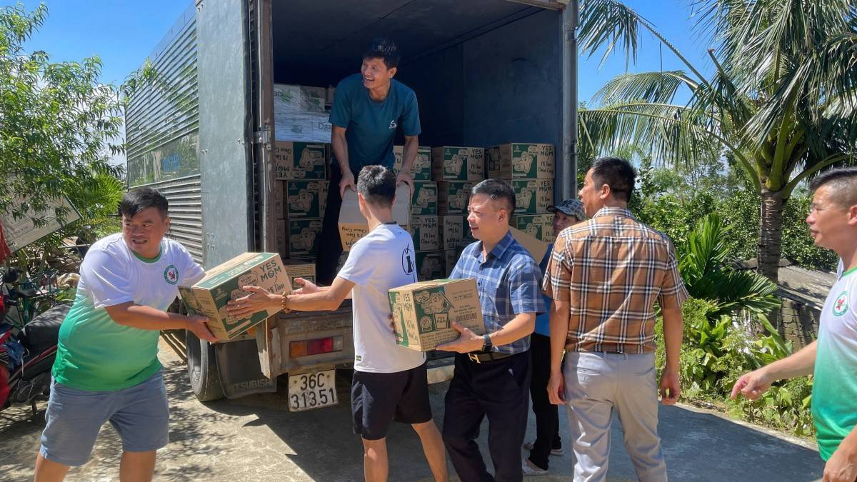 Doanh nhân trẻ xứ Thanh trao quà cho người dân vùng lũ vào dịp kỷ niệm ngày Doanh nhân Việt Nam