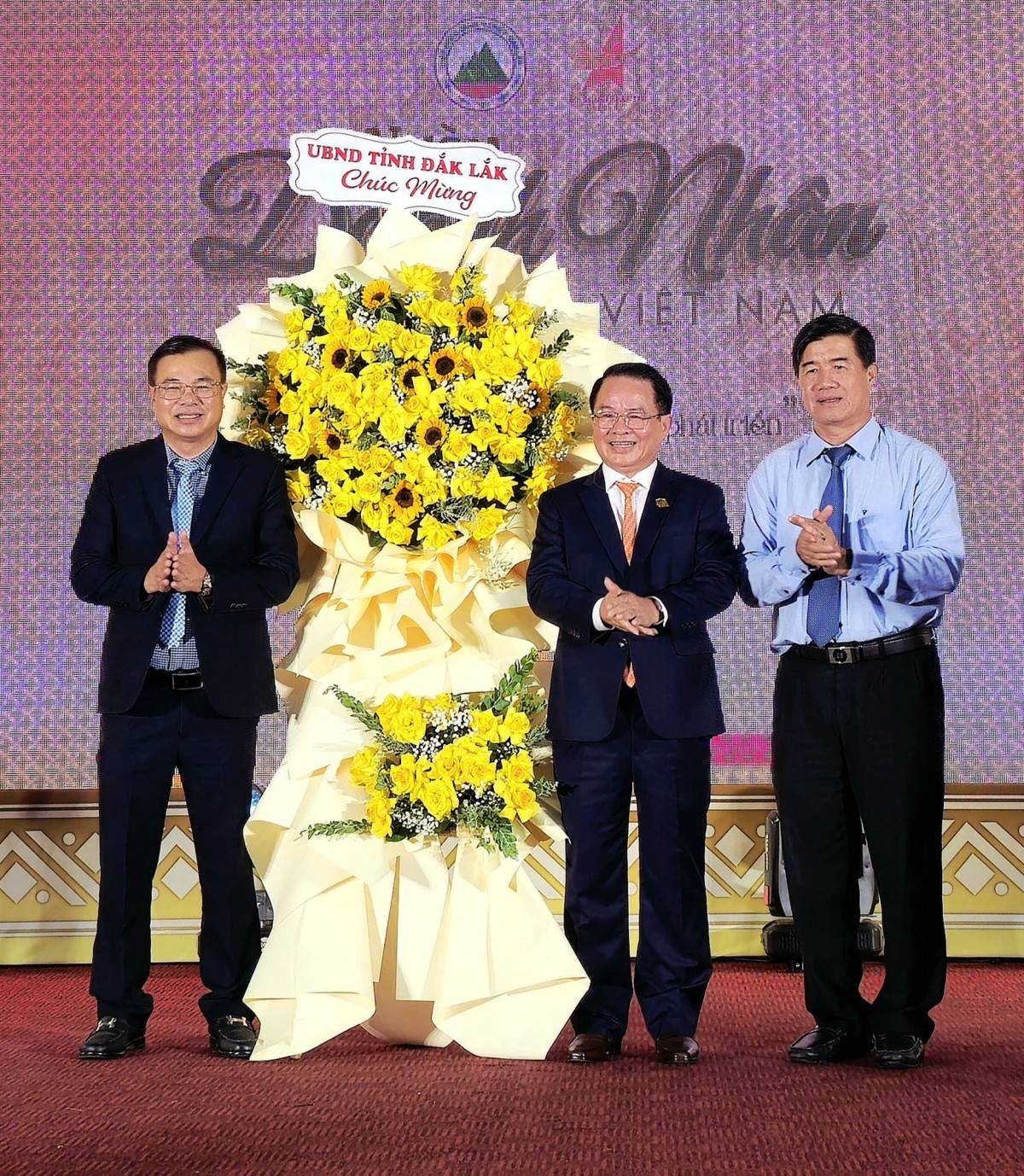 Ông Nguyễn Thiên Văn (áo màu ghi), Phó Chủ tịch UBND tỉnh Đắk Lắk tặng lẵng hoa của UBND tỉnh chúc mừng các Doanh nghiệp và doanh nhân nhân Ngày Doanh nhân Việt Nam. 