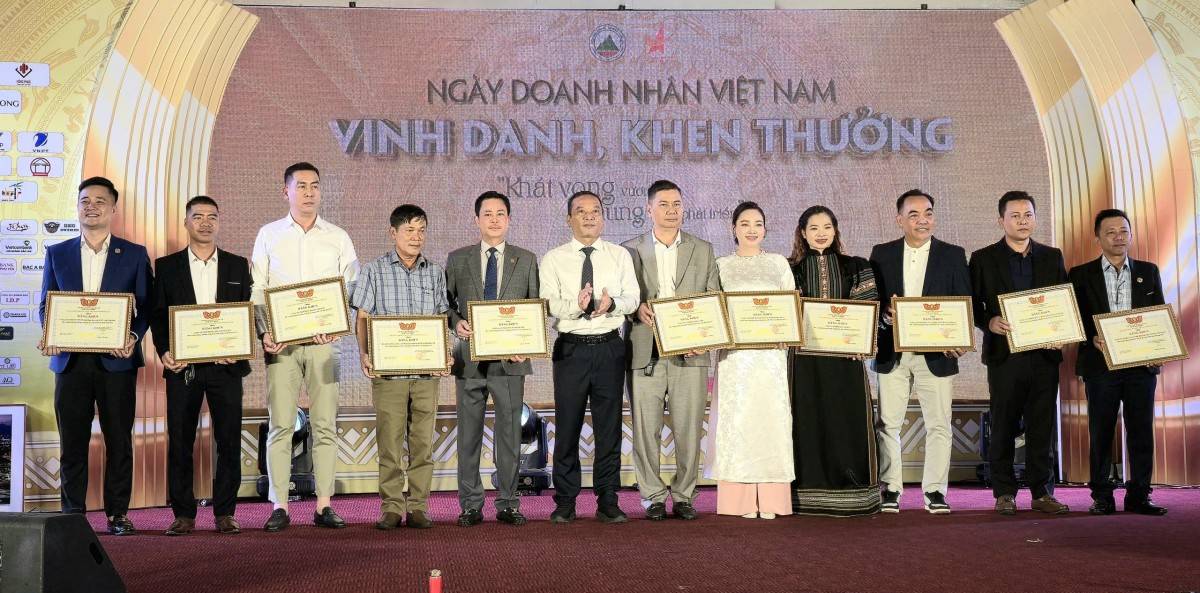 Các doanh nghiệp và doanh nhân tiêu biểu nhận khen thưởng, vinh danh tại buổi lễ. 