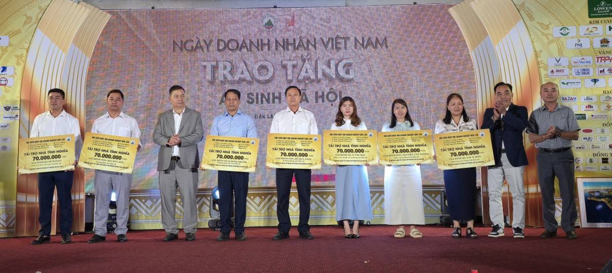 Các doanh nghiệp trao Nhà tình nghĩa tặng các địa phương trên địa bàn tỉnh. 