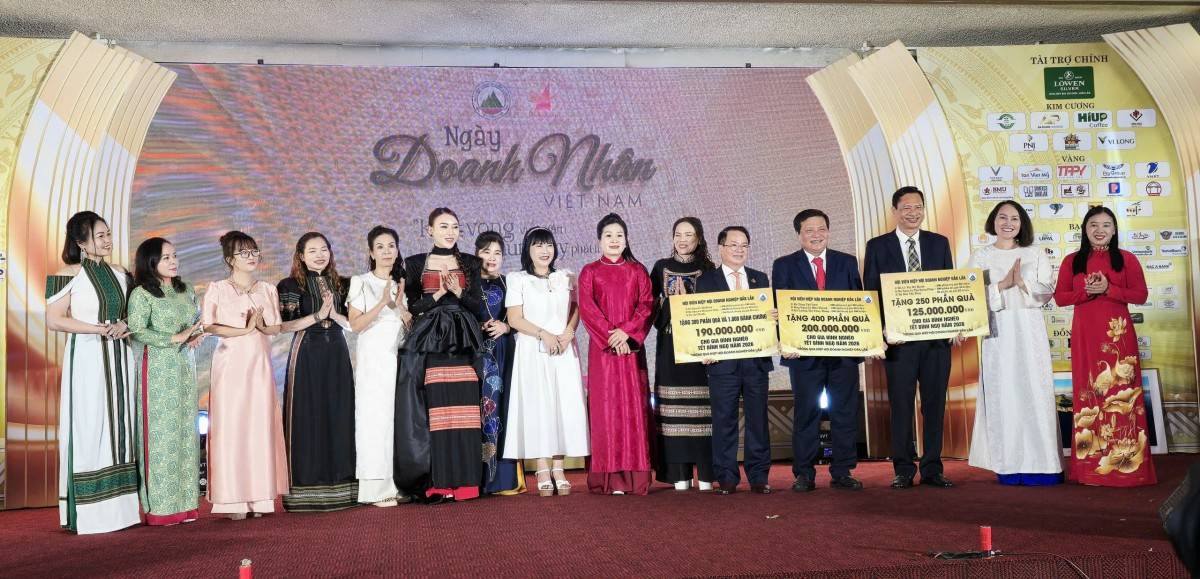 Các doanh nghiệp trao những phần quà hỗ trợ người nghèo. 