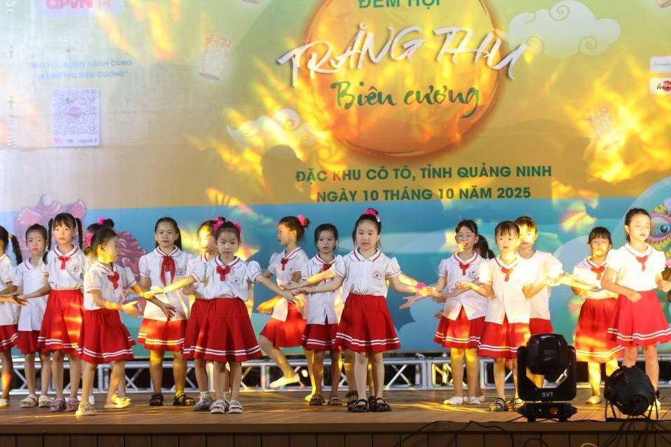 Chương trình thiện nguyện "Trăng thu biên cương" trao học bổng cho các em nhỏ