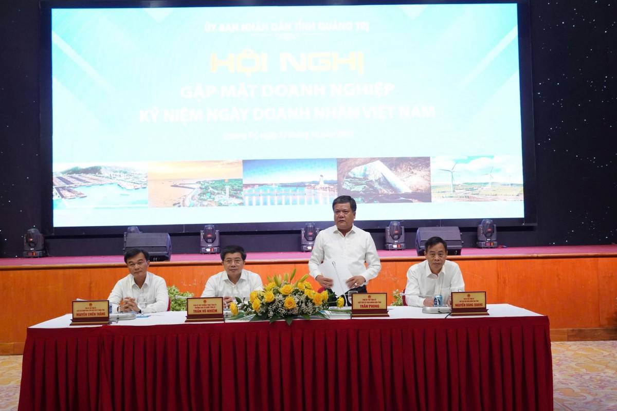 Các đồng chí trong Thường trực Tỉnh Ủy chỉ đạo hội nghị