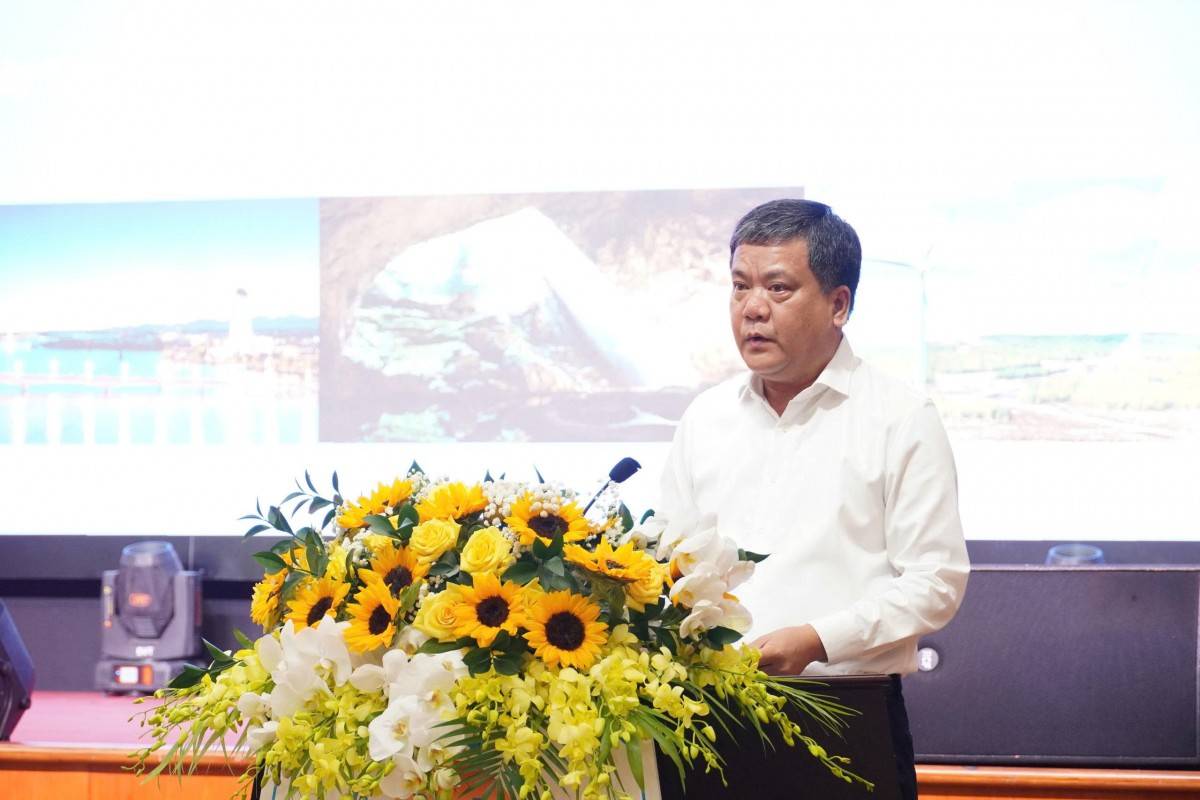 Đồng chí Trần Phong, Chủ tịch UBND tỉnh phát biểu tại buổi gặp mặt