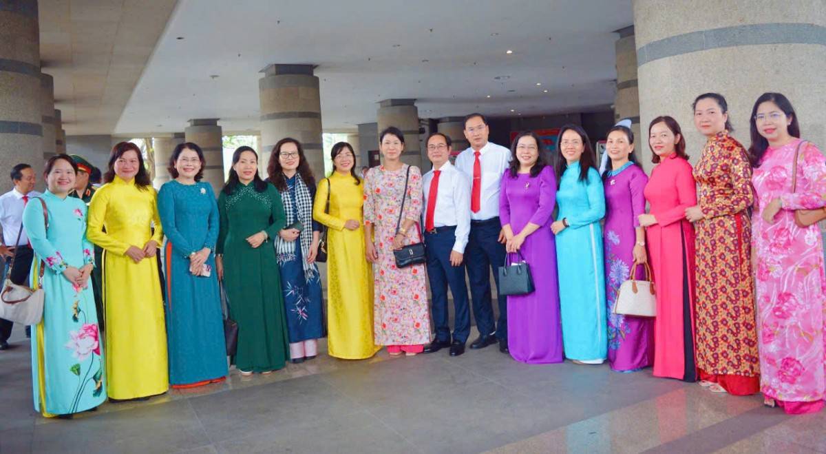 Đoàn đại biểu Đại hội Đảng bộ TP. Hồ Chí Minh dâng hương tưởng nhớ các Vua Hùng và Đức Lễ Thành hầu Nguyễn Hữu Cảnh