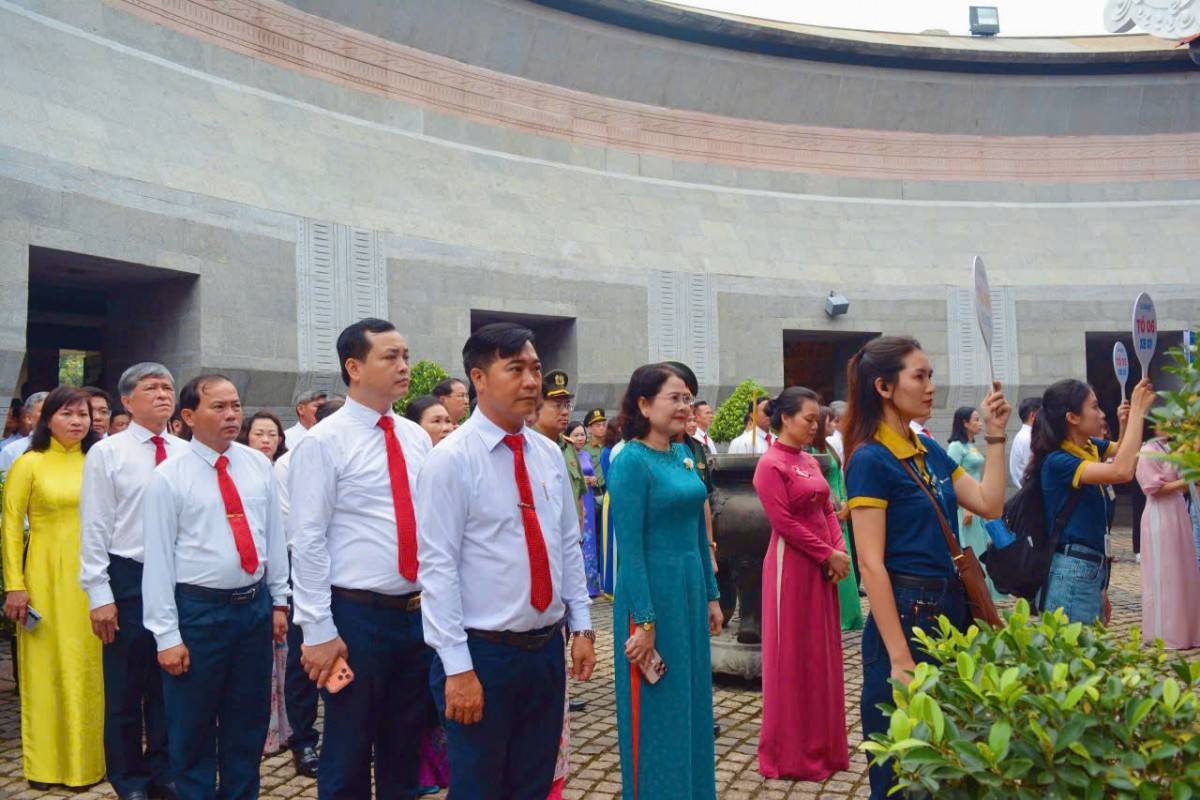 Đoàn đại biểu Đại hội Đảng bộ TP. Hồ Chí Minh dâng hương tưởng nhớ các Vua Hùng và Đức Lễ Thành hầu Nguyễn Hữu Cảnh