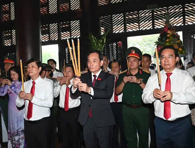 Bí thư Thành ủy TPHCM Trần Lưu Quang cùng đoàn đại biểu dâng hương tại Đền thờ Lễ Thành hầu Nguyễn Hữu Cảnh. 