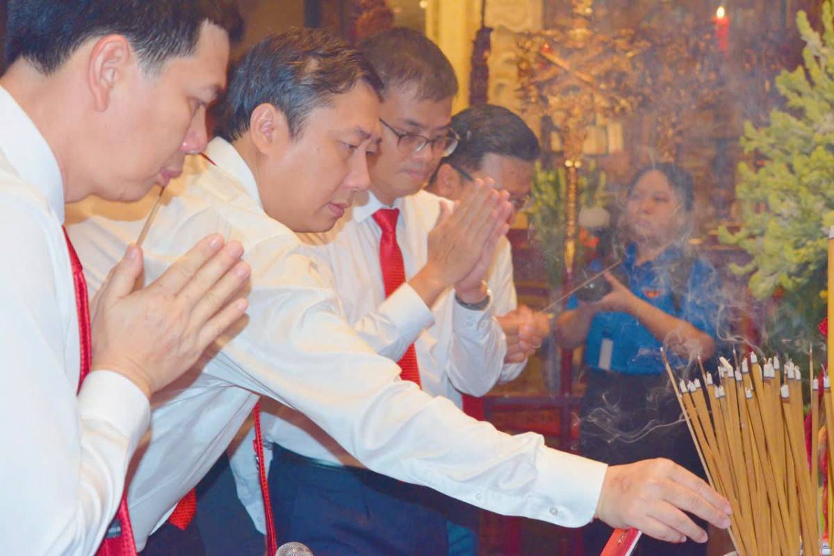 Đoàn đại biểu Đại hội Đảng bộ TP. Hồ Chí Minh dâng hương tưởng nhớ các Vua Hùng và Đức Lễ Thành hầu Nguyễn Hữu Cảnh