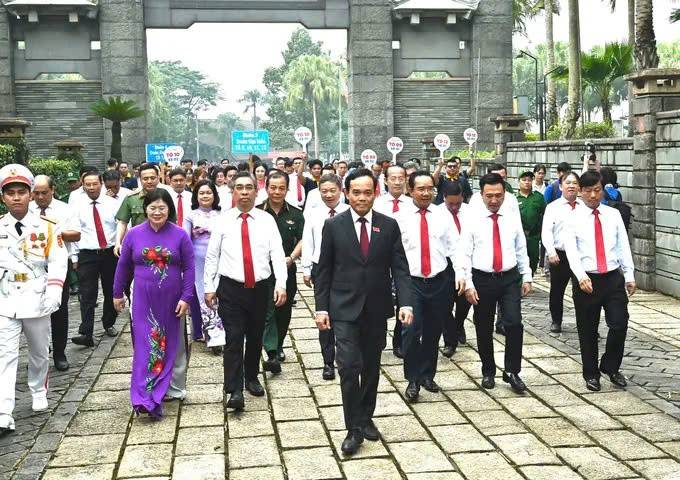 Đoàn đại biểu Đại hội Đảng bộ TP. Hồ Chí Minh dâng hương tưởng nhớ các Vua Hùng và Đức Lễ Thành hầu Nguyễn Hữu Cảnh