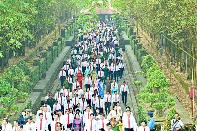 Đoàn đại biểu đến Đền thờ tưởng niệm các Vua Hùng để dâng hoa, dâng hương